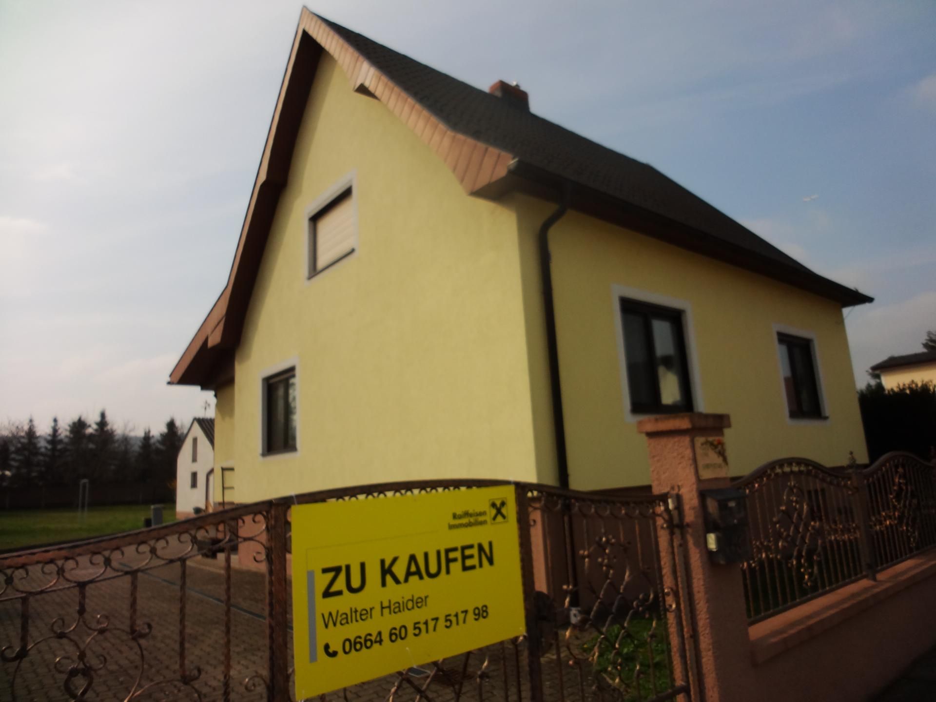 Einfamilienhaus auf großem Grundstück!