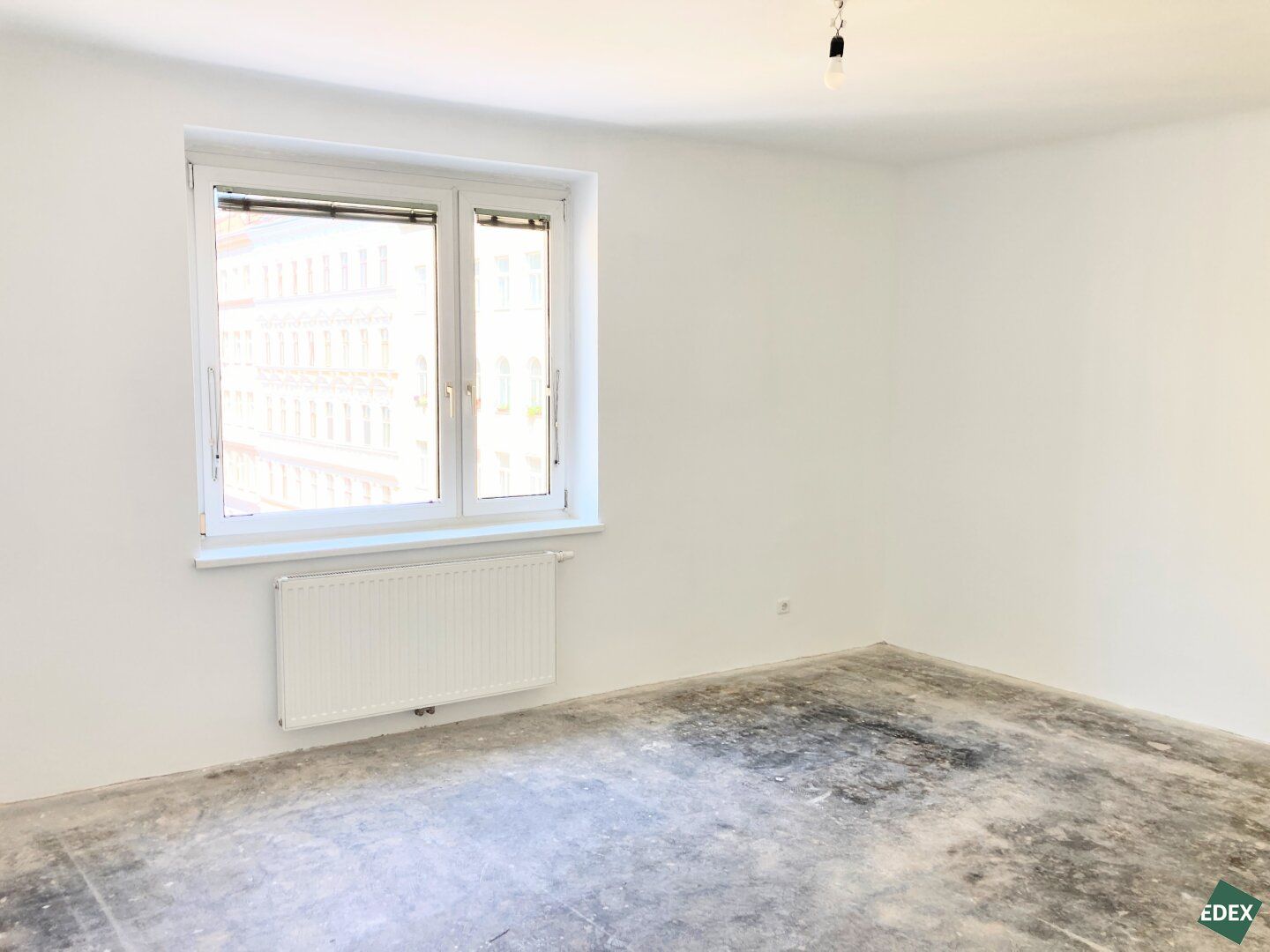 Direkt am Schweizergarten: Schöne 2-Zimmer-Wohnung mit separater Küche