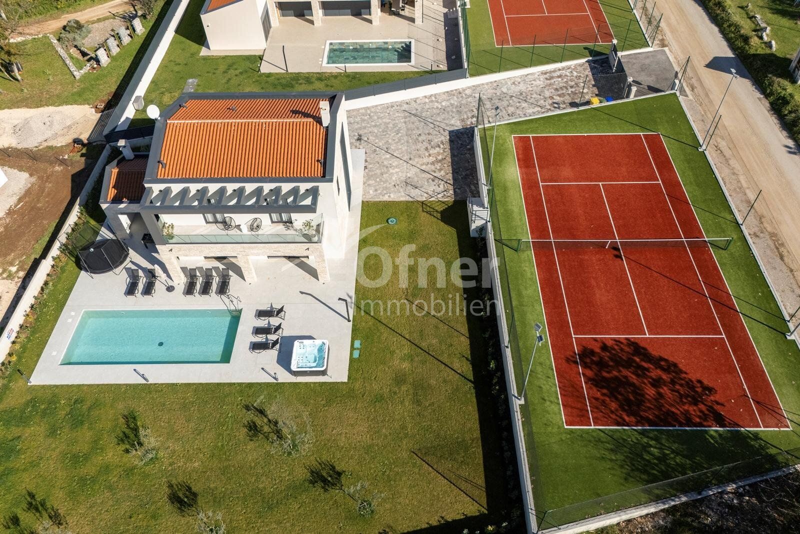 Istrien - moderne Villa mit Swimmingpool und Tennisplatz - View 2
