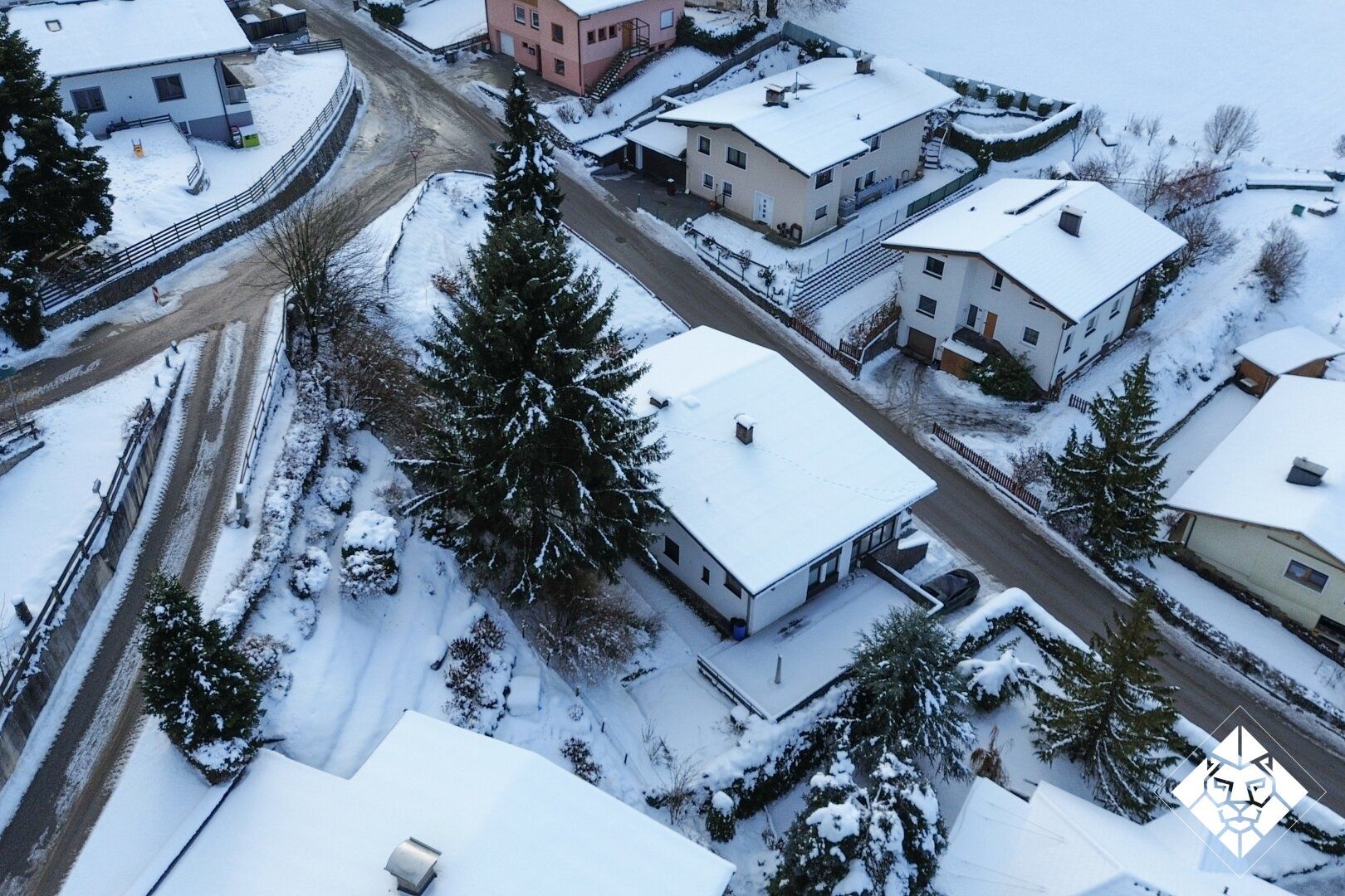 Attraktives Zweifamilienhaus mit Potenzial in begehrter Lage zu kaufen – další