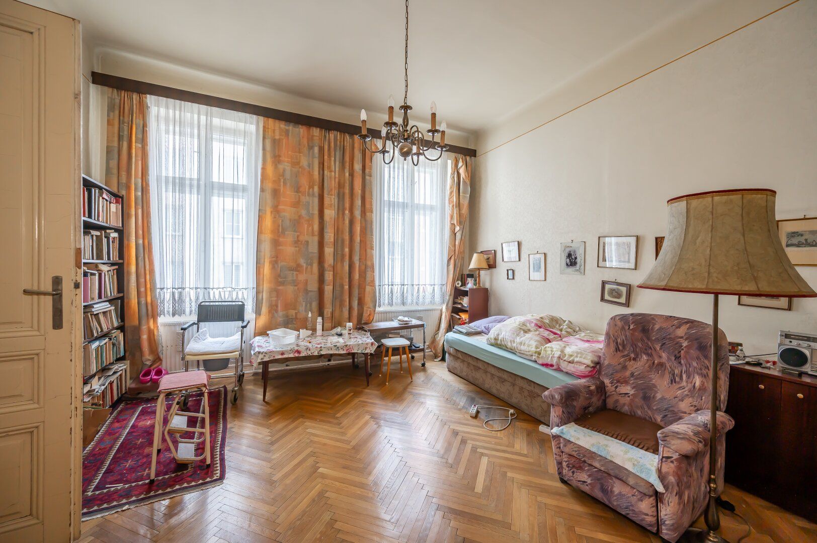 ++Rarität++ Großzügige Stilaltbauwohnung zum Sanieren in Bestage!