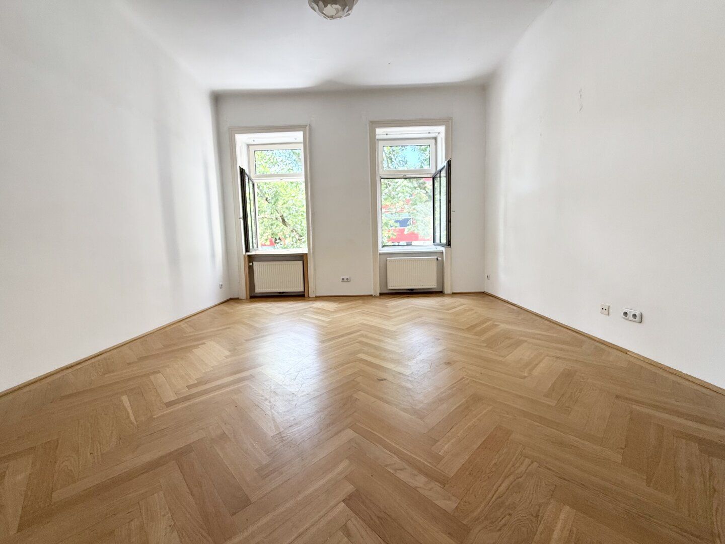 HELLE SINGLEWOHNUNG IN TOPLAGE BEI DER WU ZU VERMIETEN