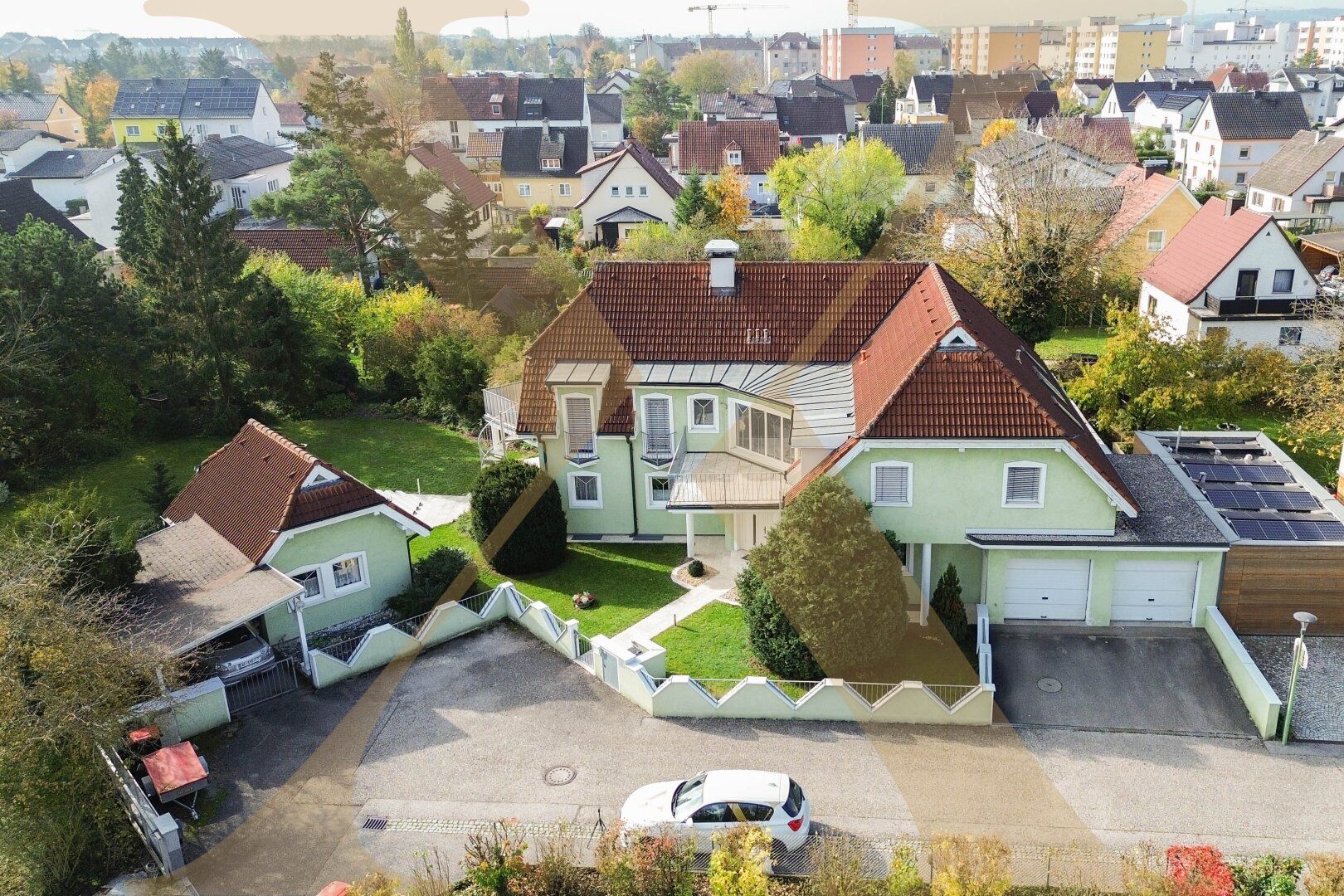 Exklusive Stadtvilla mit vielfältigen Möglichkeiten - Wohnen und Arbeiten im Zweifamilienhaus nähe KH Wels - zu verkaufen!