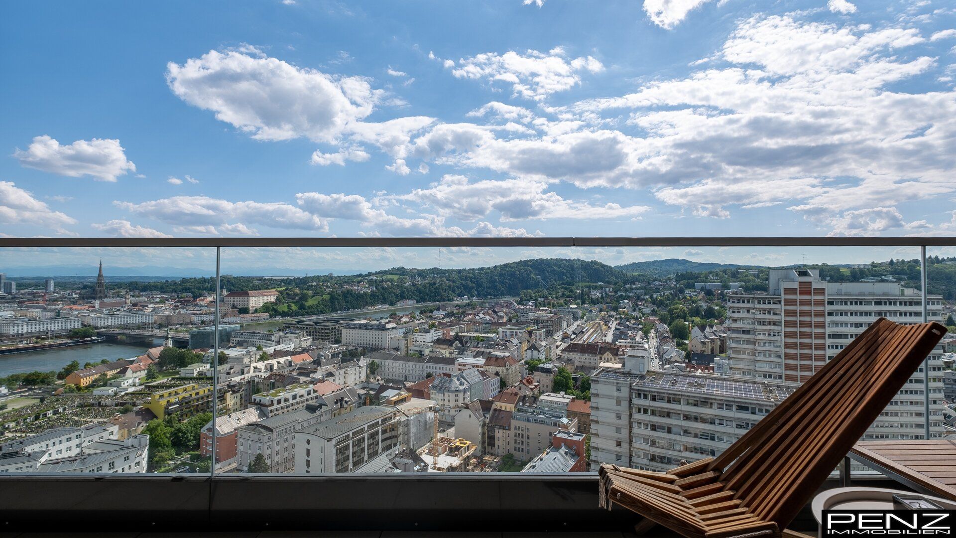 LINZ: Bruckner Tower. Sonniges Micro Loft mit traumhafter Aussicht