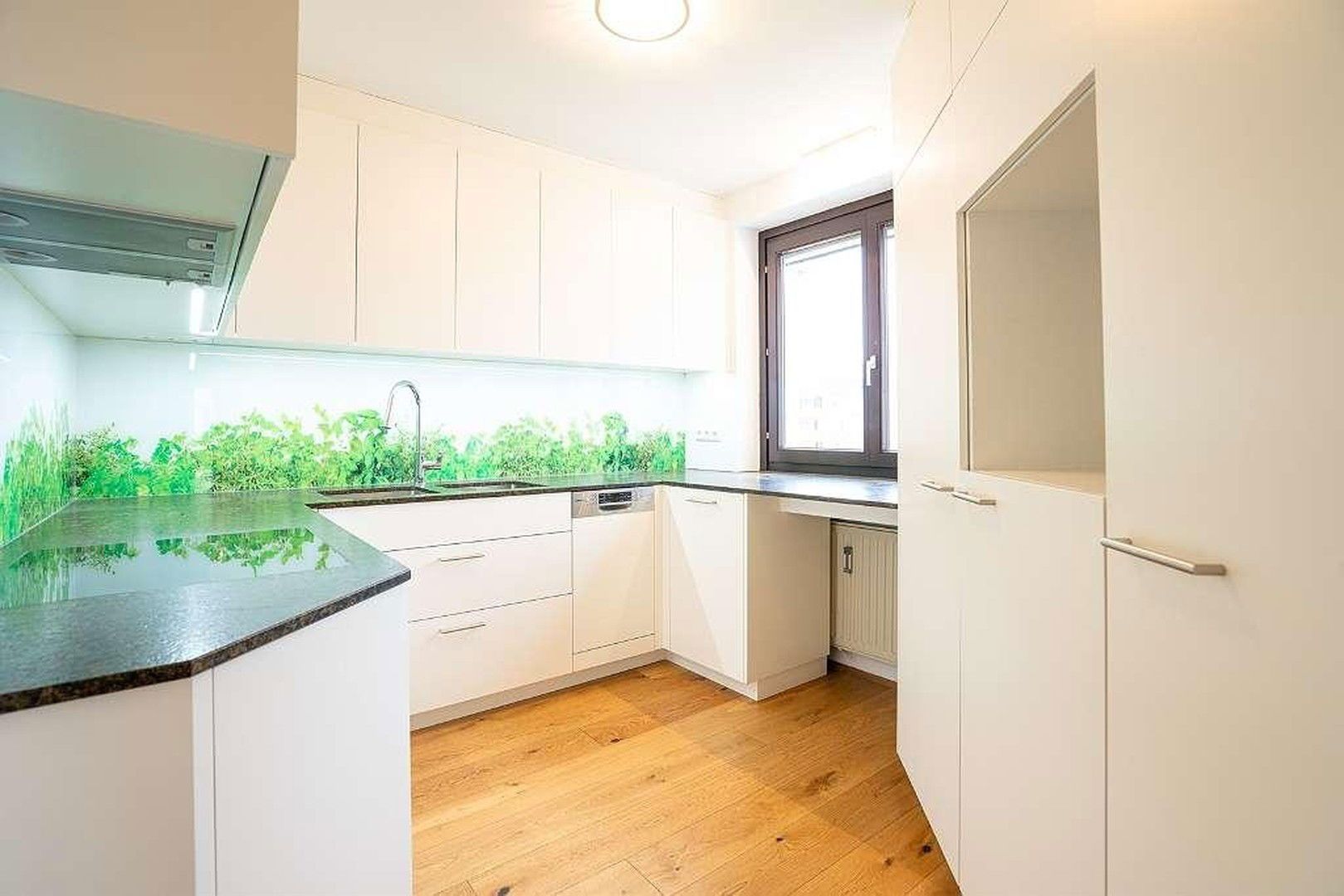 Sanierte 4 Zimmer Wohnung mit Balkon, Tiefgarage in Bestlage