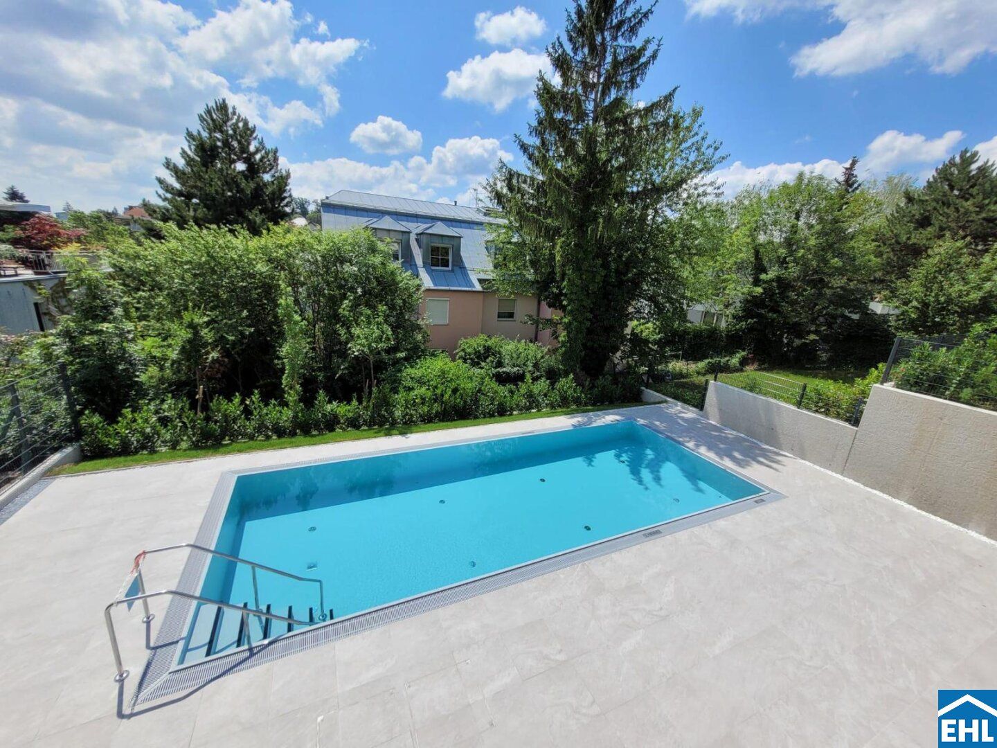 3-Zimmerwohnung mit Pool & Eigengarten!