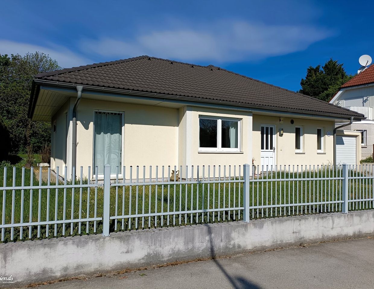 Bungalow mit Wohnraumlüftung, Garage, großem Garten und Terrasse!
