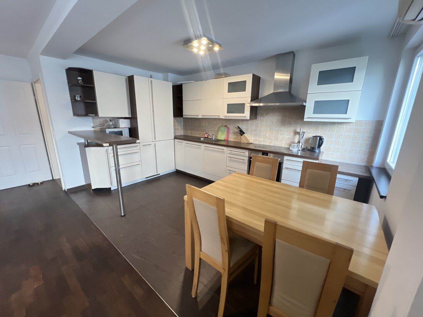 3-Zimmer-Wohnung mit 2 Loggien, Garderobe & Garagenplatz - Nähe Rathaus!