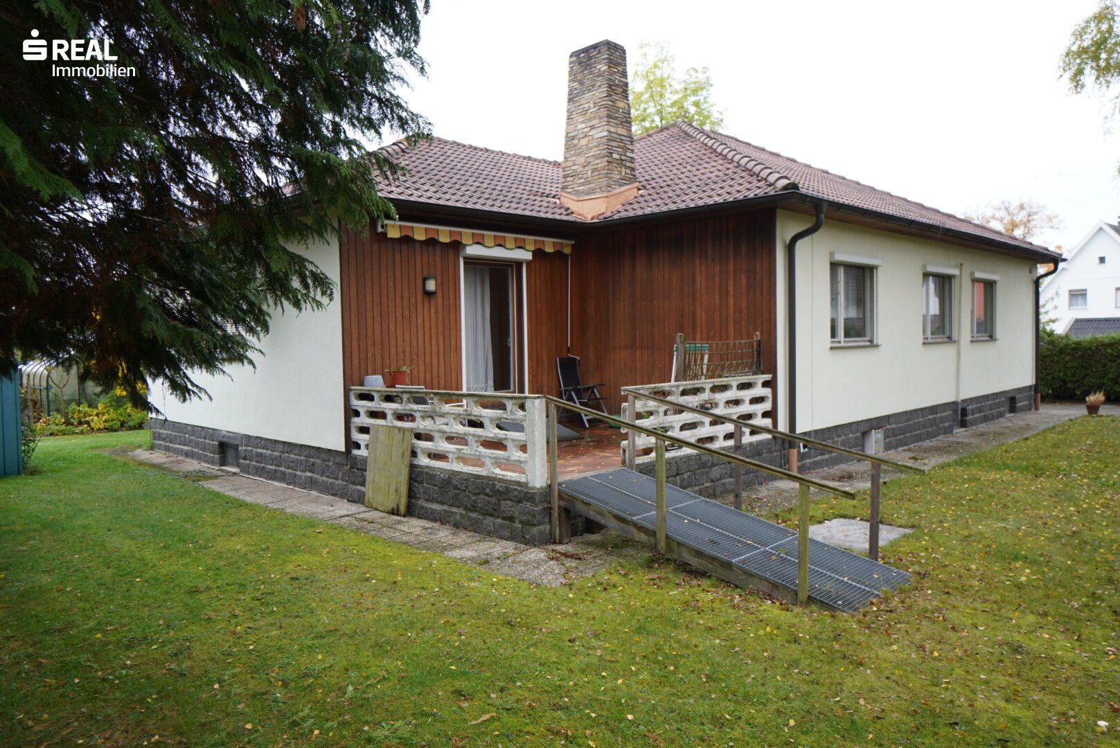 Bungalow in Siedlungsrandlage mit sensationellem Garten und Sauna-Bereich - View 2