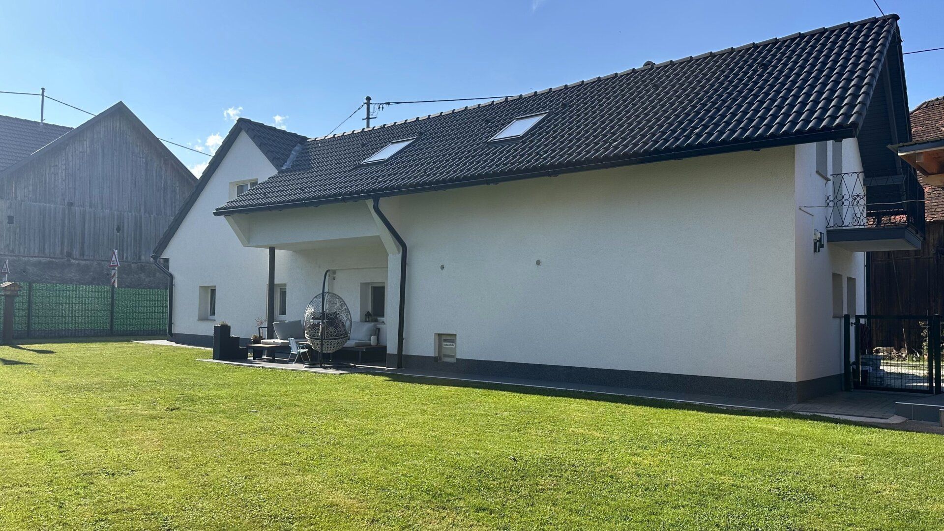 Saniertes Haus mit Platz für den Pool im Sommer