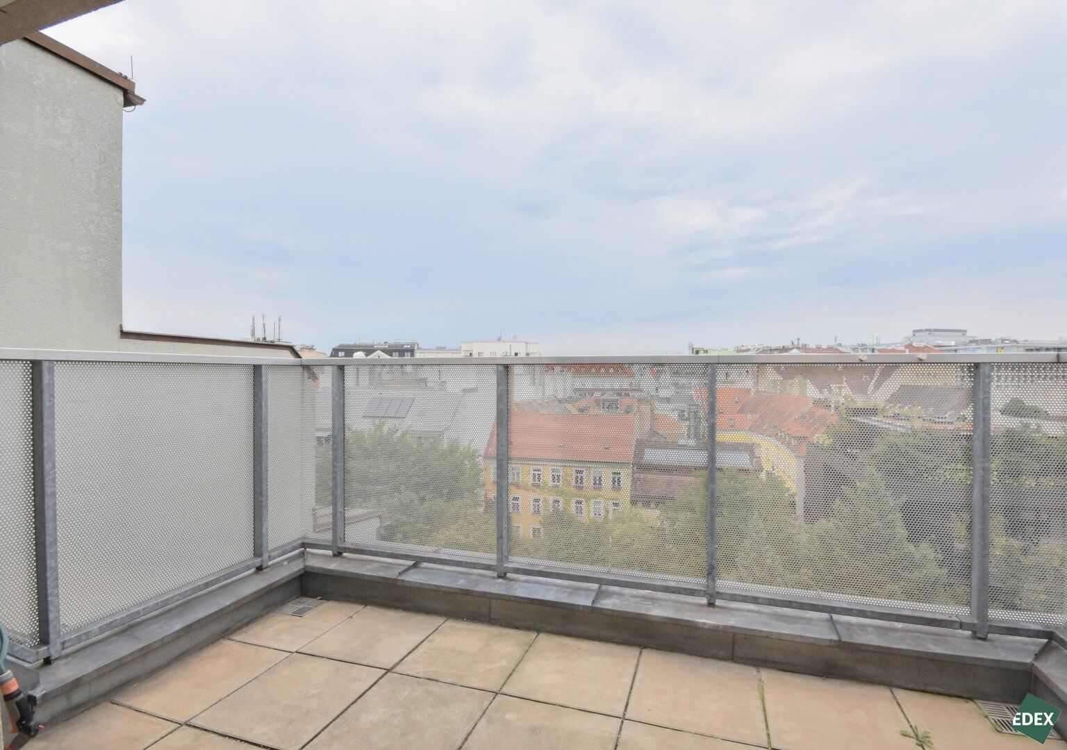 Hofruhelage: Klimatisierte DG-Wohnung und zwei Terrassen