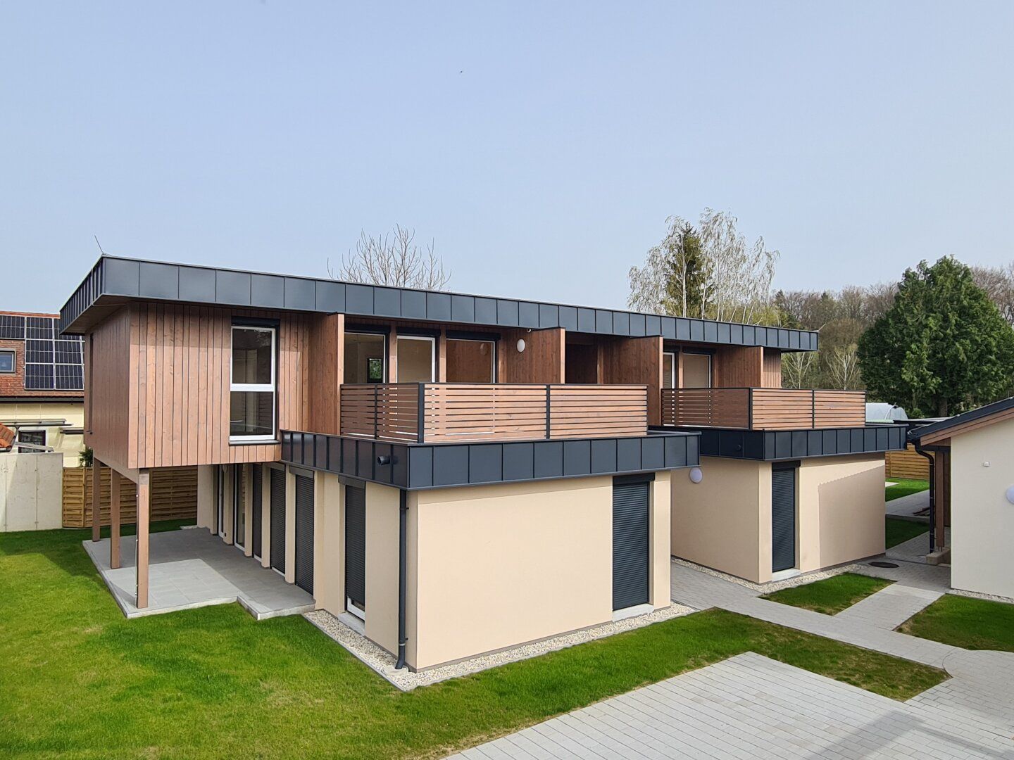 Neu errichtete Wohnanlage - 9 Wohnungen - 7 Gärten - 2 Dachterrassen - 1 Pool - Carportanlage.