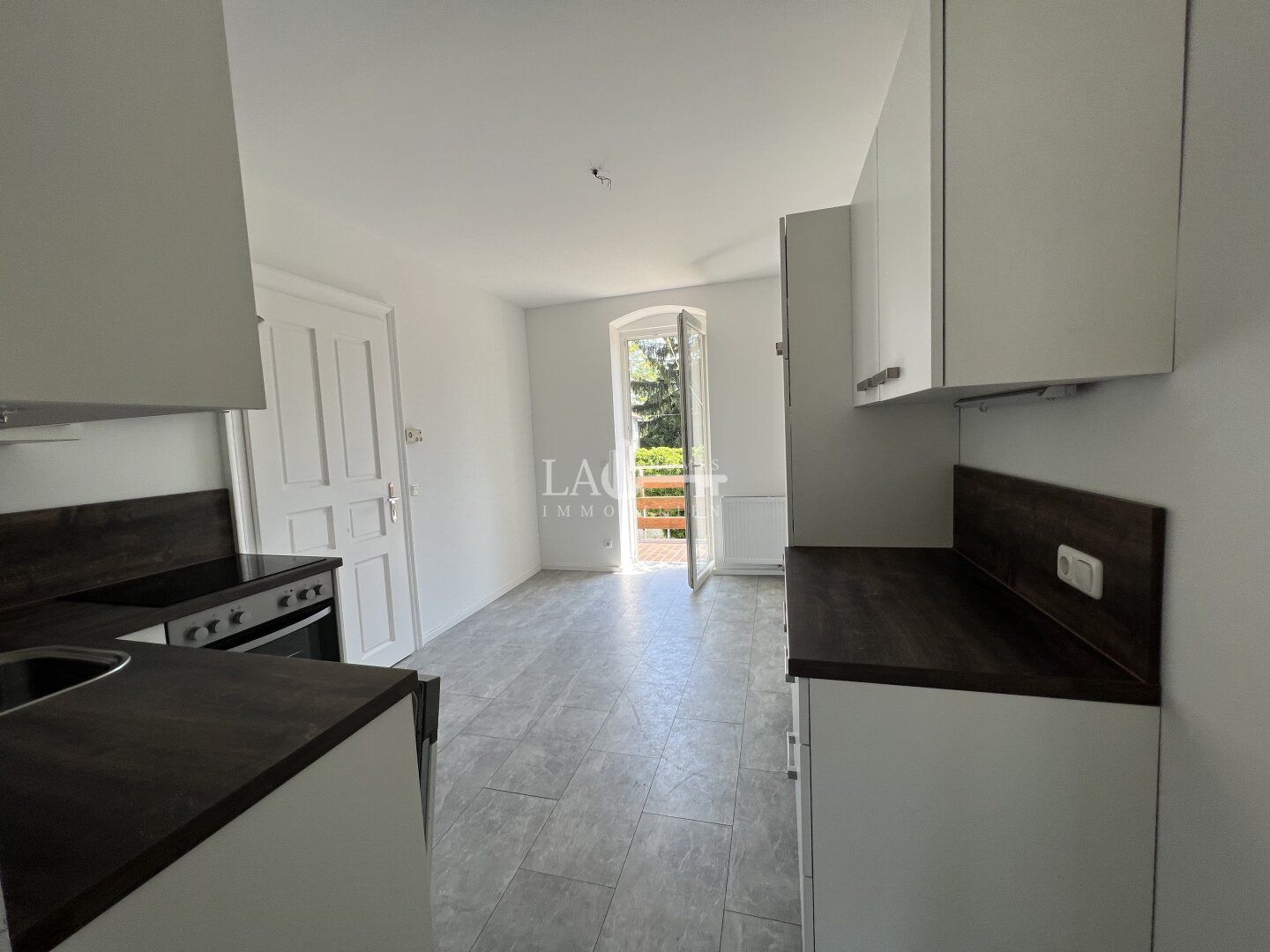 Helle 2,5 Zimmer Wohnung mit Einbauküche und Balkon !