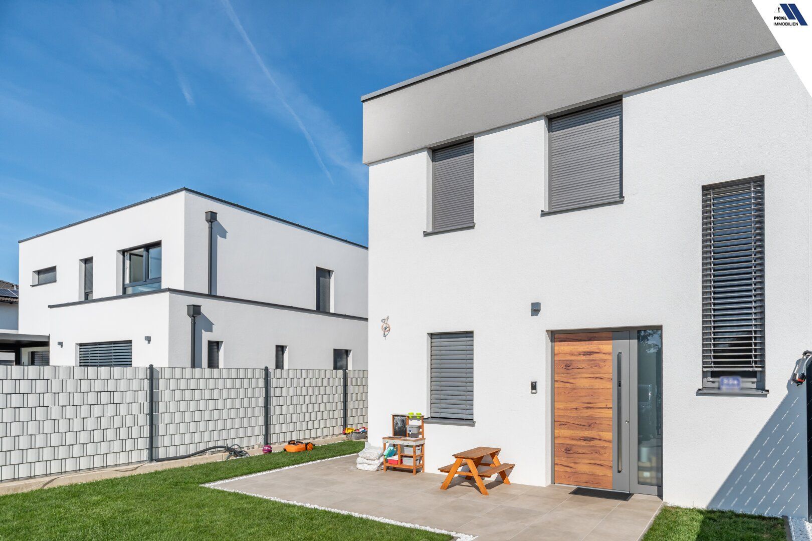 Neuwertige Doppelhaushälfte mit Pool, 3 Stellplätzen und hochwertiger Ausstattung - Vista 2