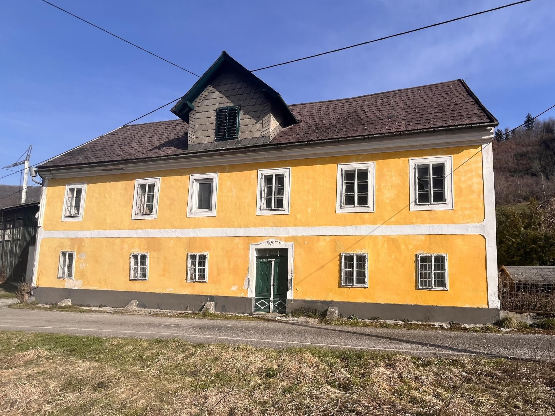 Stark sanierungsbedürftiges Haus