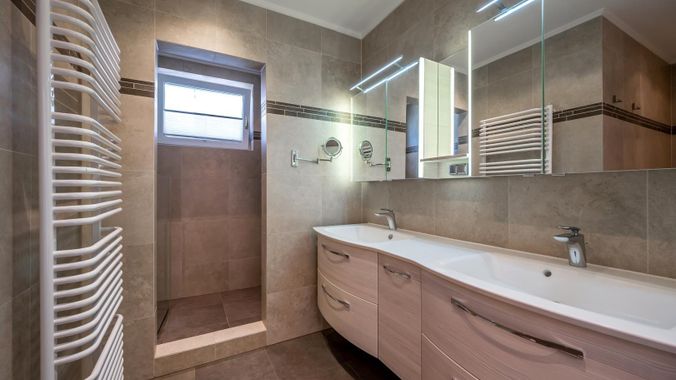 Bad mit Wanne, Dusche und Doppelwaschbecken
