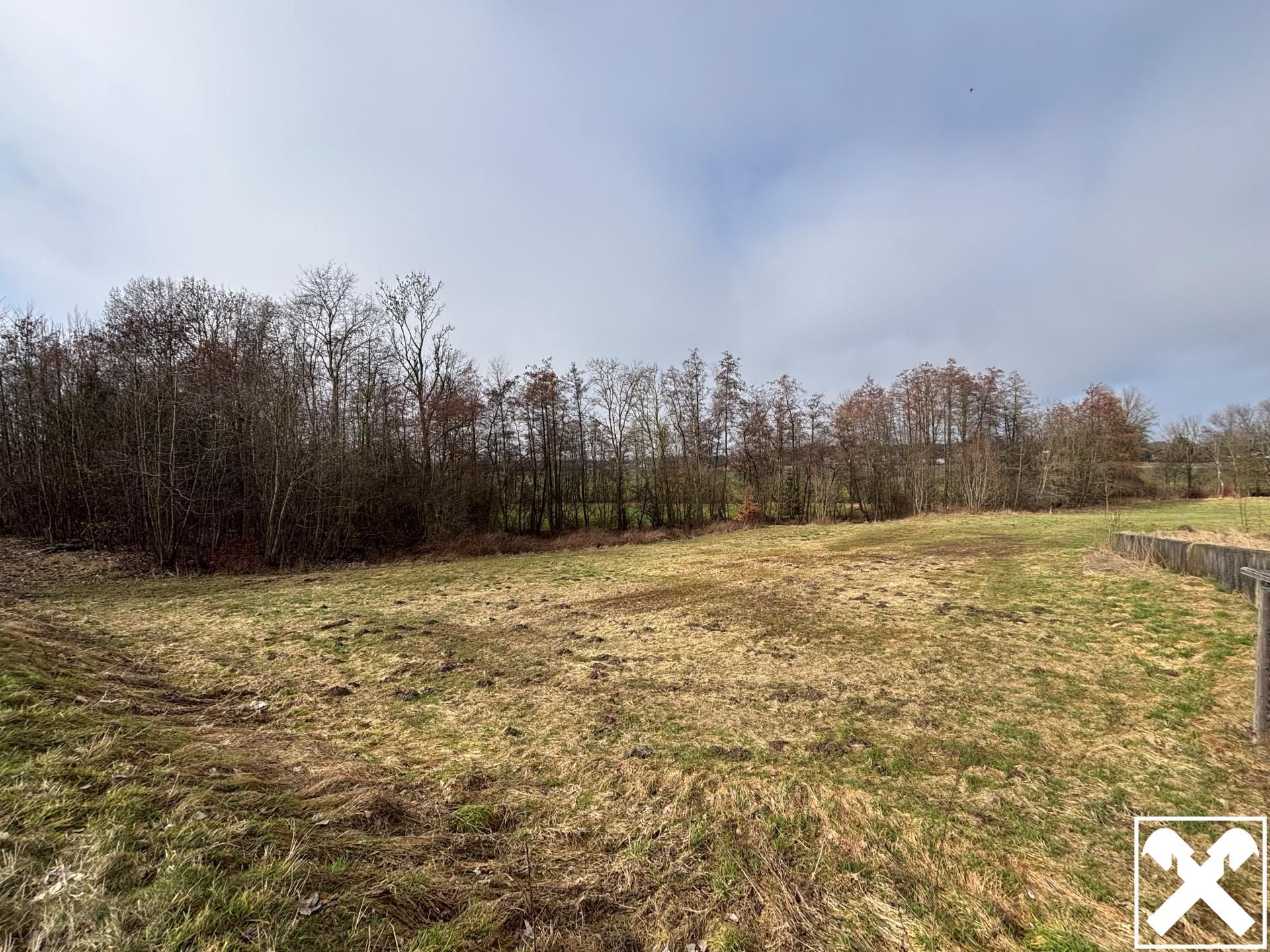 Плац, 1374 m²