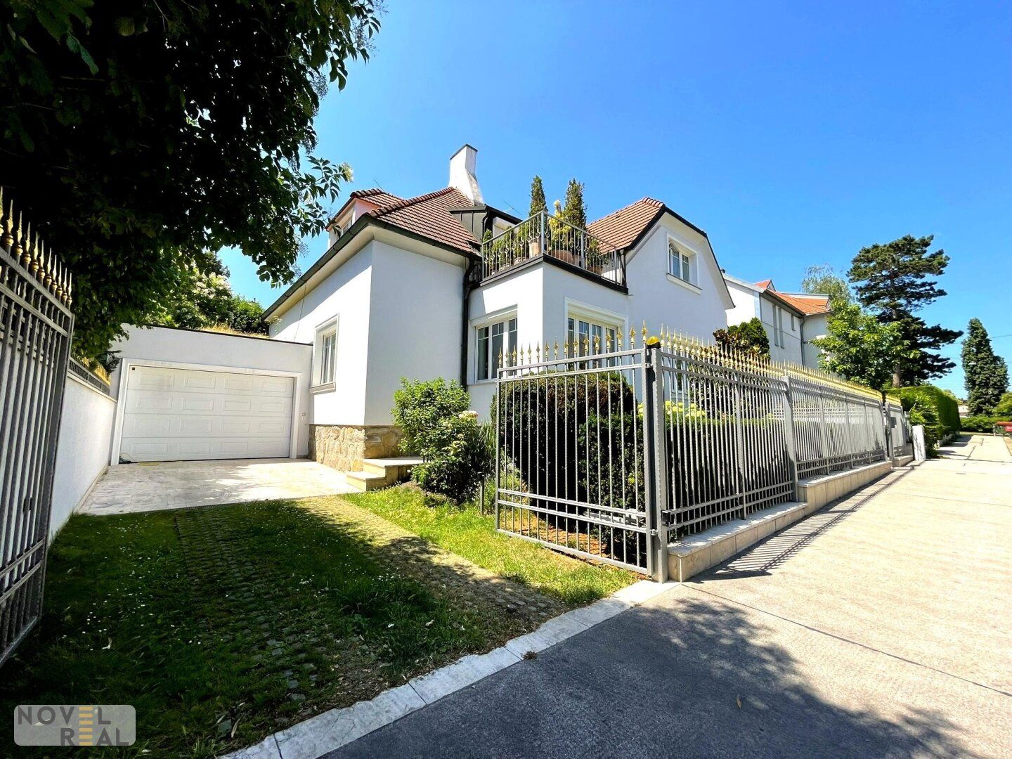 Exklusive Villa mit privatem Pool und idyllischem Garten in Toplage von Wien-Hietzing!