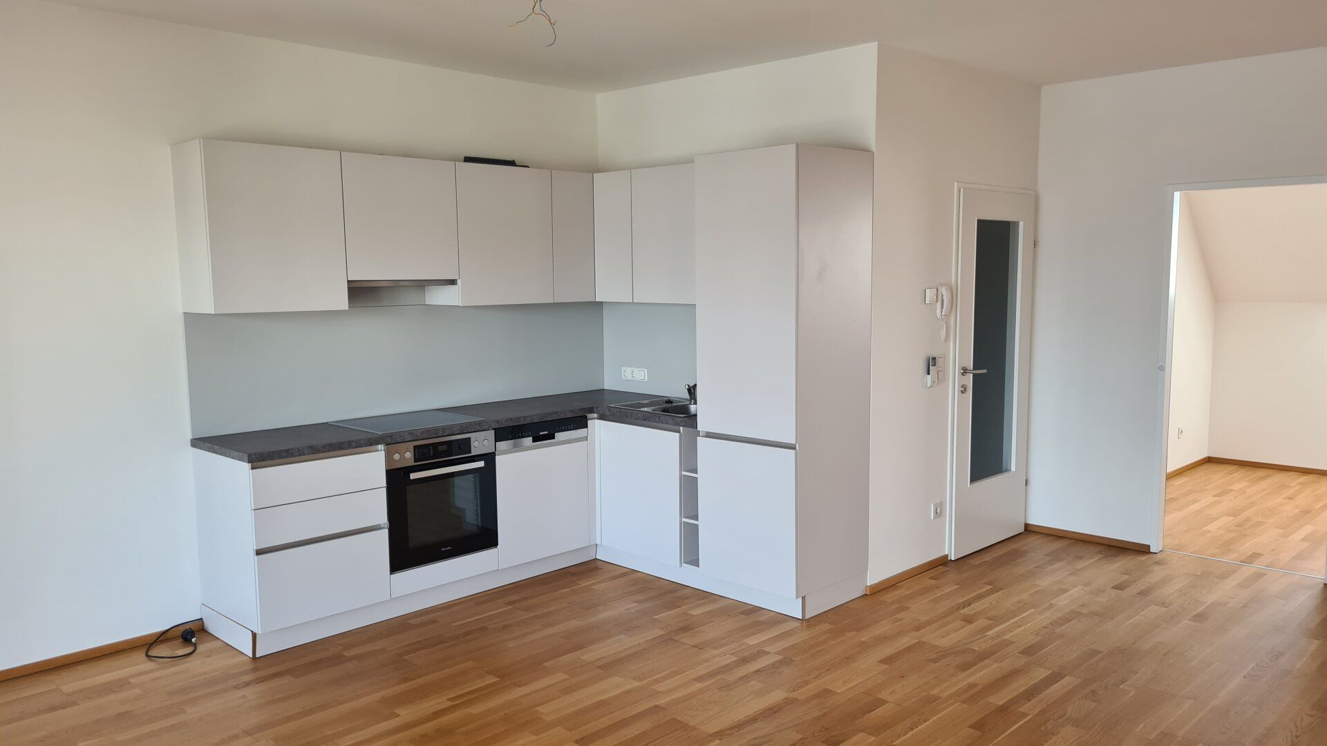 Anlegerwohnung - Topzustand - Zentrum- 4-Zimmer Dachgeschosswohnung, große Loggia, Küche, 2 TG-PLätze