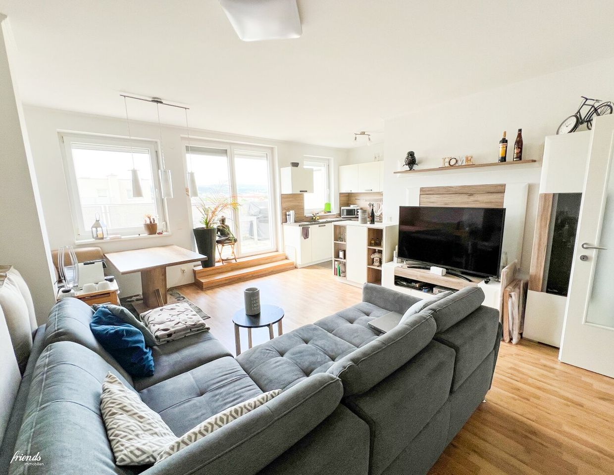Traumhafte 3 Zimmerwohnung mit herrlicher Terrasse und 2 Stellplätzen in Wiener Neudorf