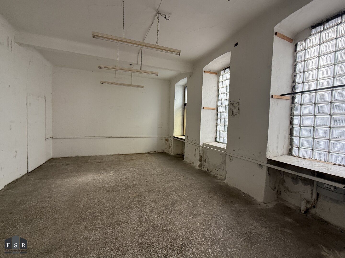 Steinwurf zum Augarten - Sanierungsbedürftige ECK- Büro/Praxis/Verkaufsfläche/Atelier - Prachtvolles Stilaltbauhaus - Ansicht 4