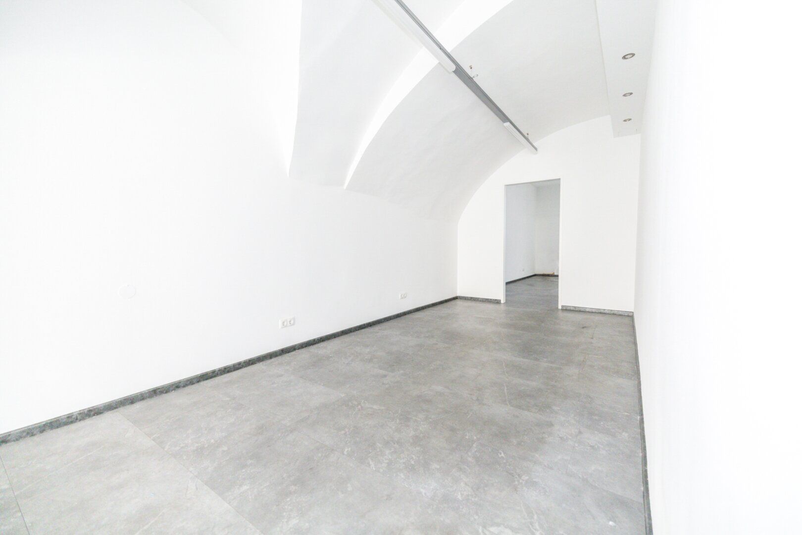 PROV. FREI ZENTRALES GESCHÄFTSLOKAL I HOHE PASSANTENFREQUENZ I KLIMATISIERT & LICHTDURCHFLUTET I BESTLAGE I MODERN SANIERT I PROJEKT WOHNEN I - Ansicht 5