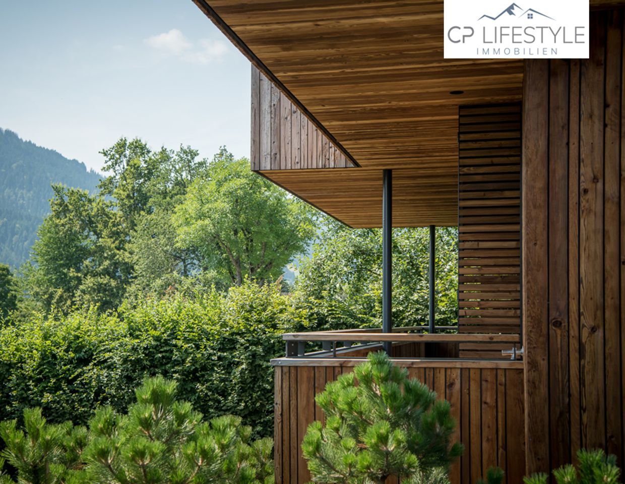 Alpine Eleganz: Modernes Chalet mit klaren Linien in idyllischer Bergkulisse