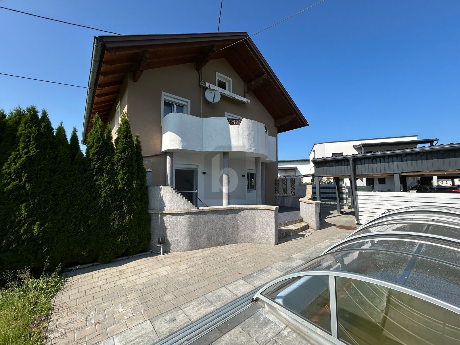 SONNIGER GARTEN MIT POOL FÜR DIE GANZE FAMILIE