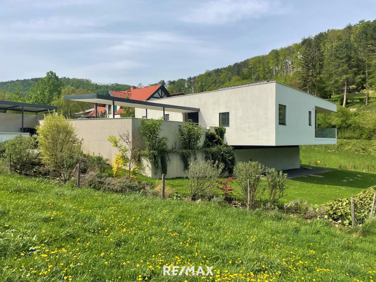 Exklusive Architektenvilla: Wohnen im Einklang mit der Natur