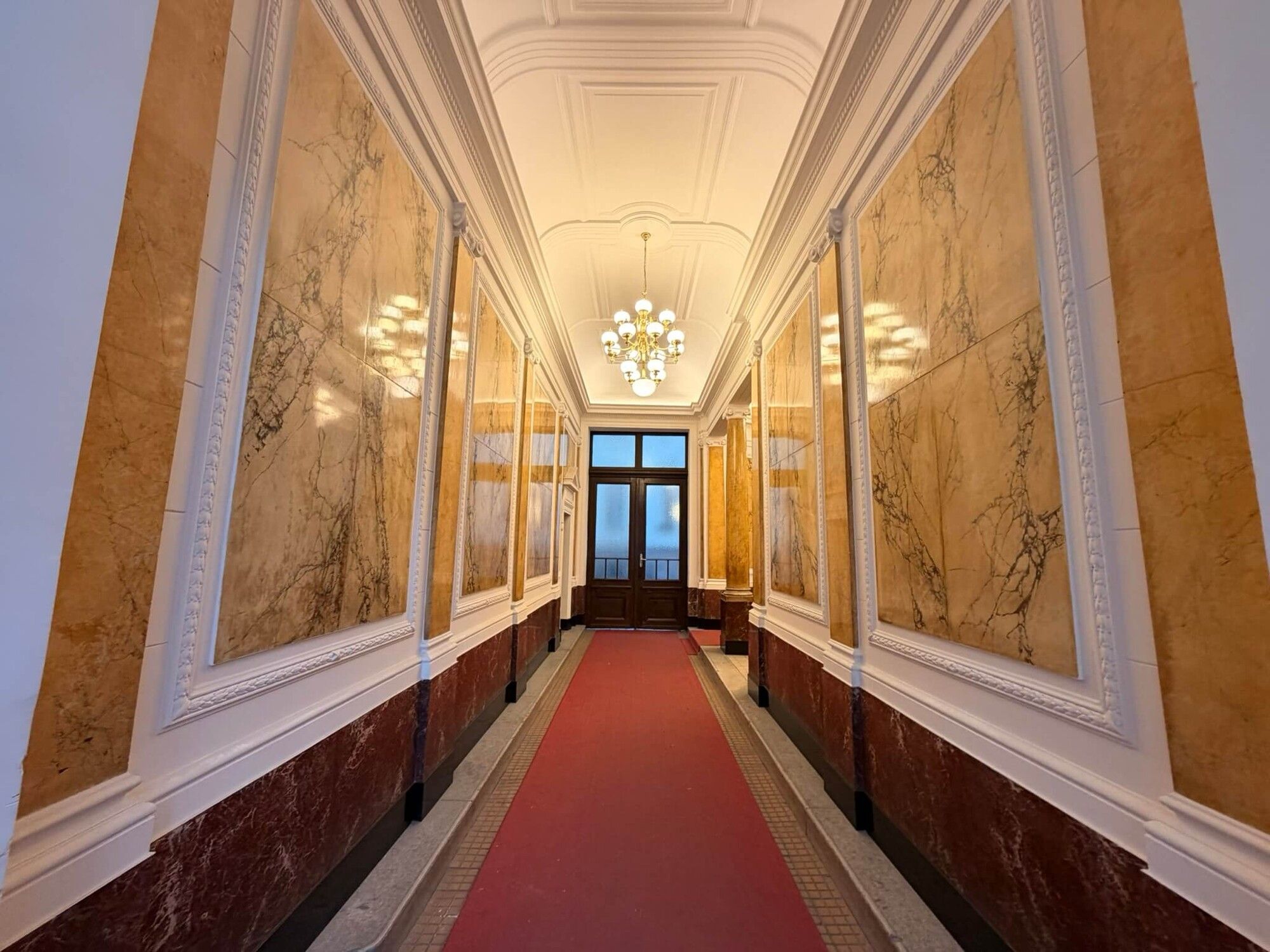 Lichtdurchflutetes klimatisiertes Altbaubüro - Ansicht 2