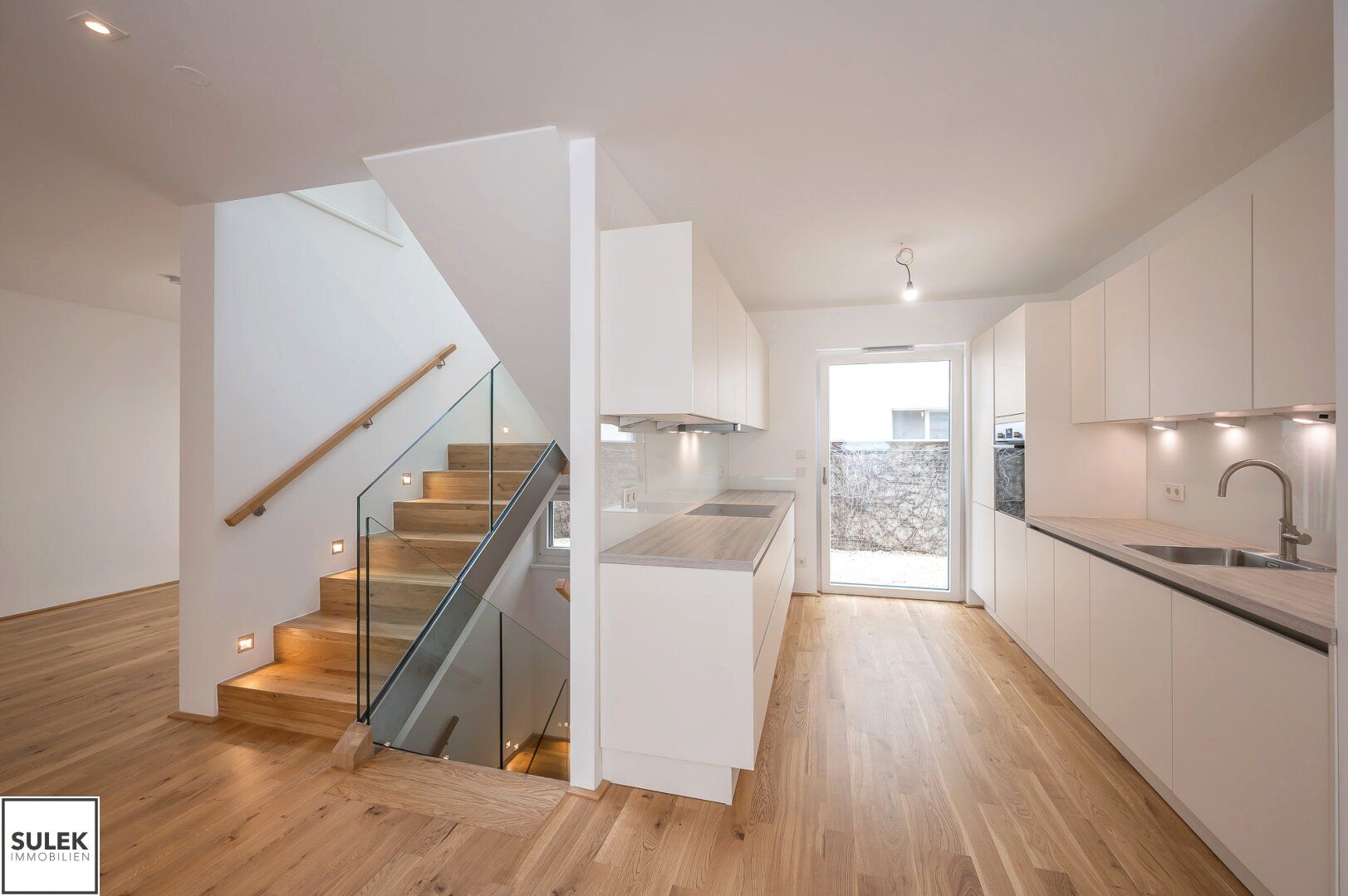ERSTBEZUG-Townhouse: Exklusives 4-Zimmer-Townhouse mit 2 Terrassen & Tiefgaragen-Option - ab sofort