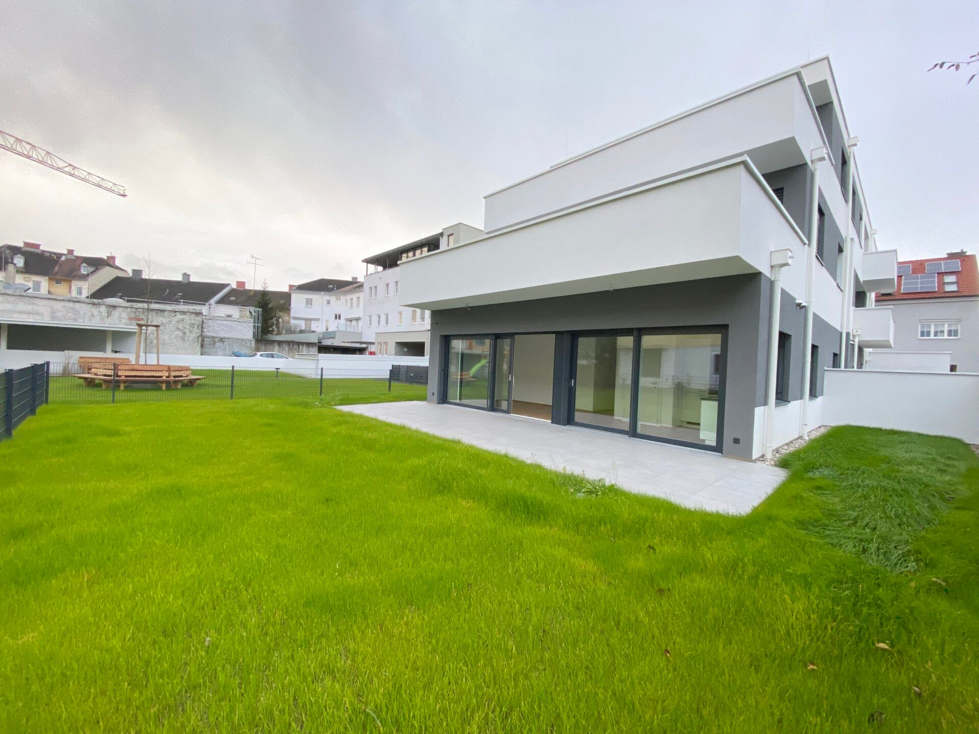 Topmoderne 2-Zimmerwohnung mit Eigengarten und Tiefgaragenstellplatz!