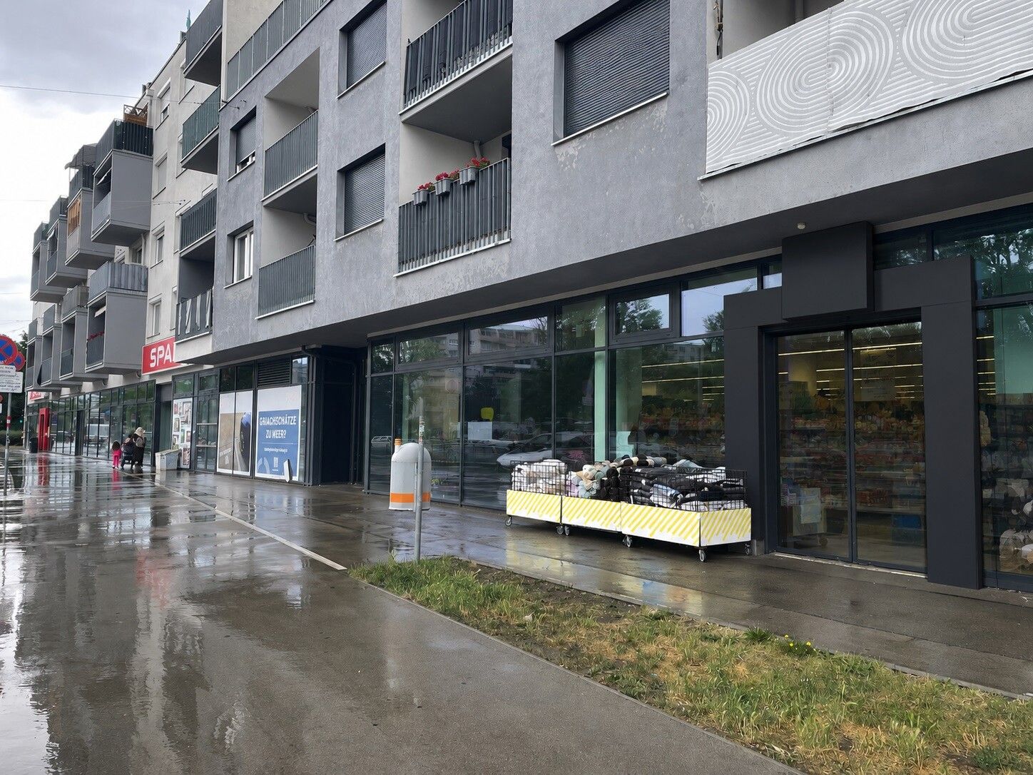 Prominente Gewerbefläche mit großer Glasfront verfügbar - Ansicht 3