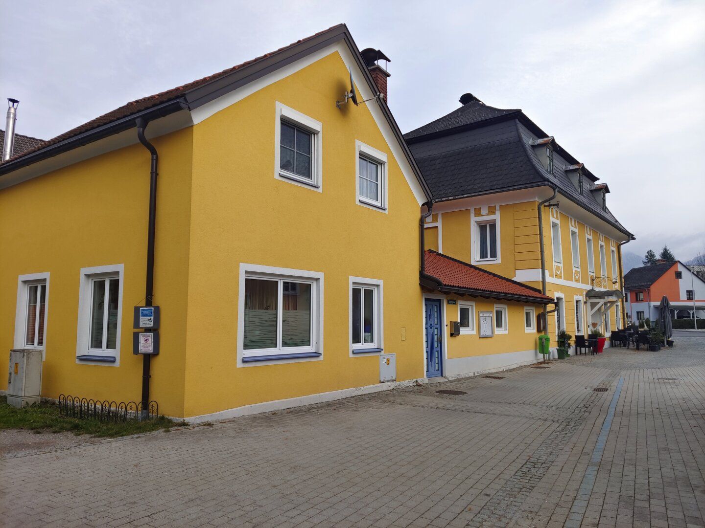 Top verpachtetes Cafe mit Zimmervermietung + exklusives Wohnhaus mit Innenhof + riesigem Stadl mit schönem Garten