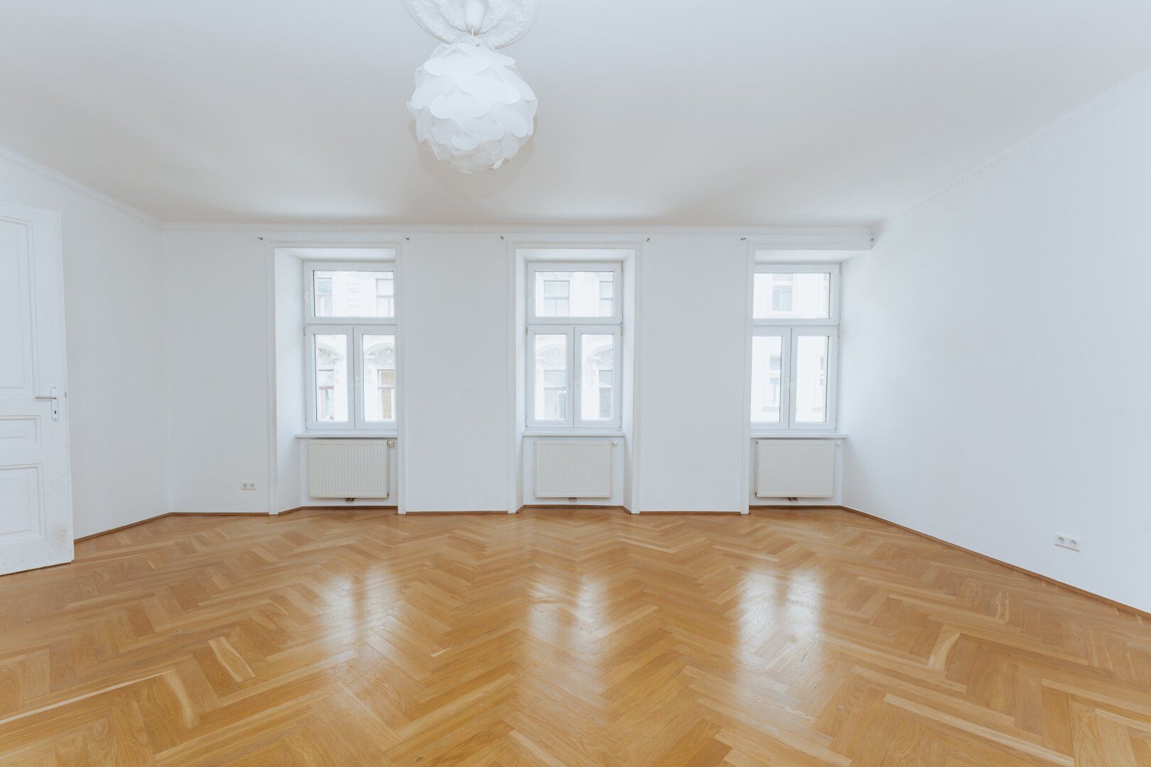 Zum Verkauf gelangt diese wunderschöne 4 Zimmer Altbauwohnung in bester Lage