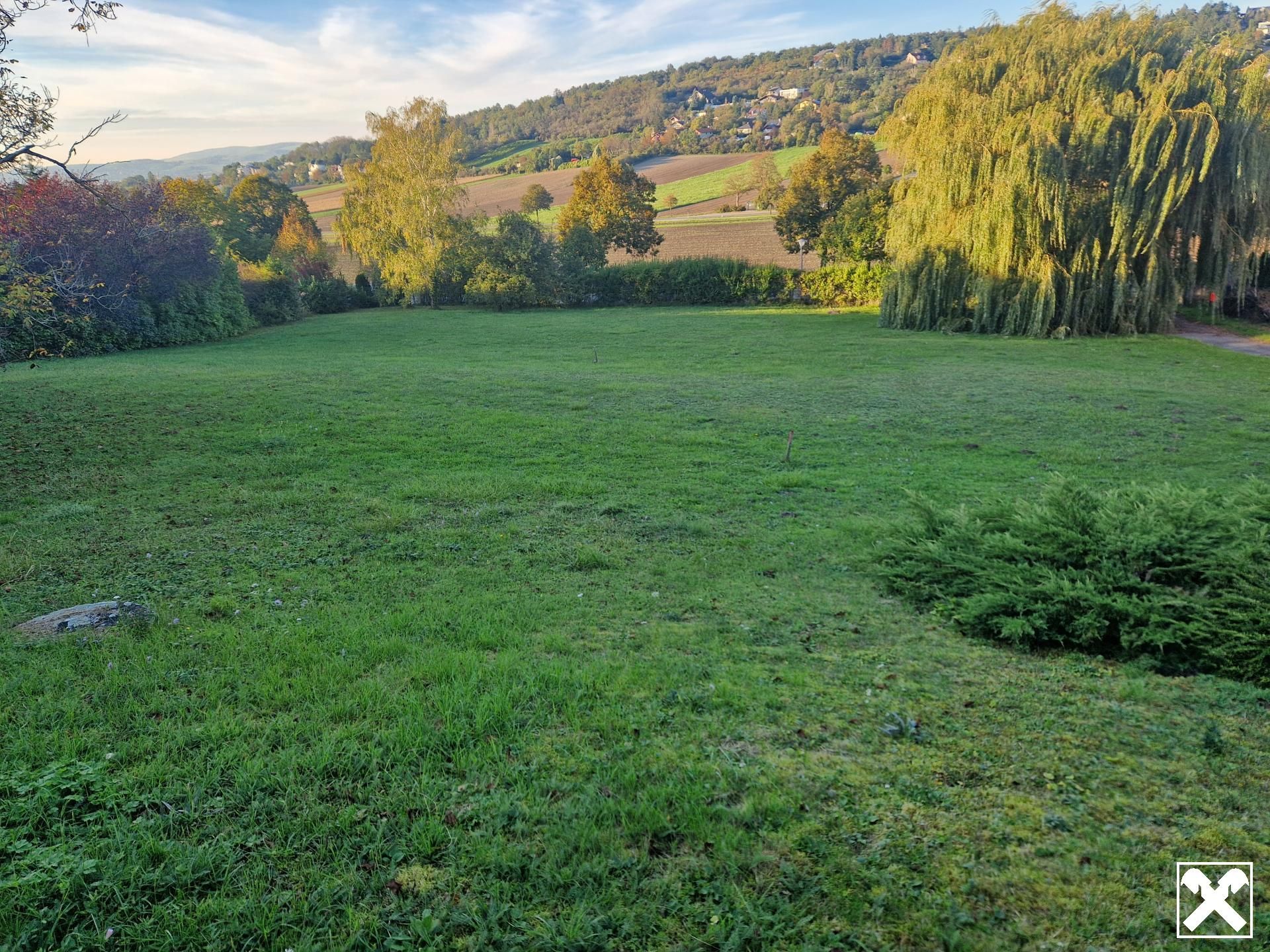EIN TRAUM WIRD REALITÄT: AUSSERGEWÖHNLICHES BAUGRUNDSTÜCK IN HAGENBRUNN MIT FREIEM AUSBLICK IN TOLLER, RUHIGER WOHNLAGE - Ansicht 4