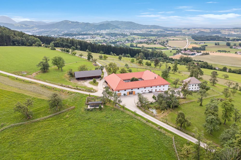 FÜR PFERDE-LIEBHABER! Traditioneller Vierkanthof mit 6 Boxen