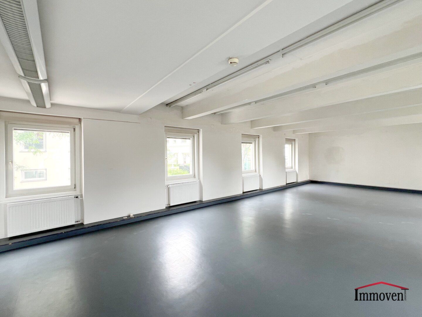 Kompaktes, teil-saniertes Büro auf Campusgelände