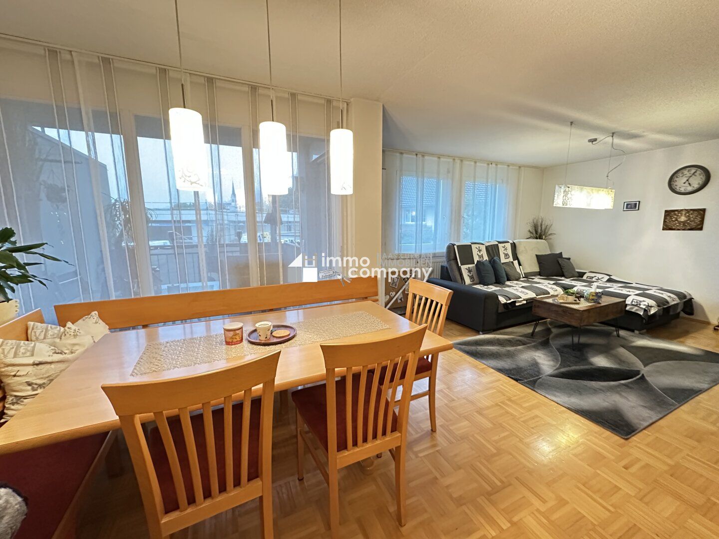FRASTANZ absoluter Familienhit bzw. für ein Paar, das großzügige Wohnverhältnisse liebt - 4 Zimmer-Wohnung auf zwei Etagen, inklusive ZWEI Tiefgaragen-Plätze.
