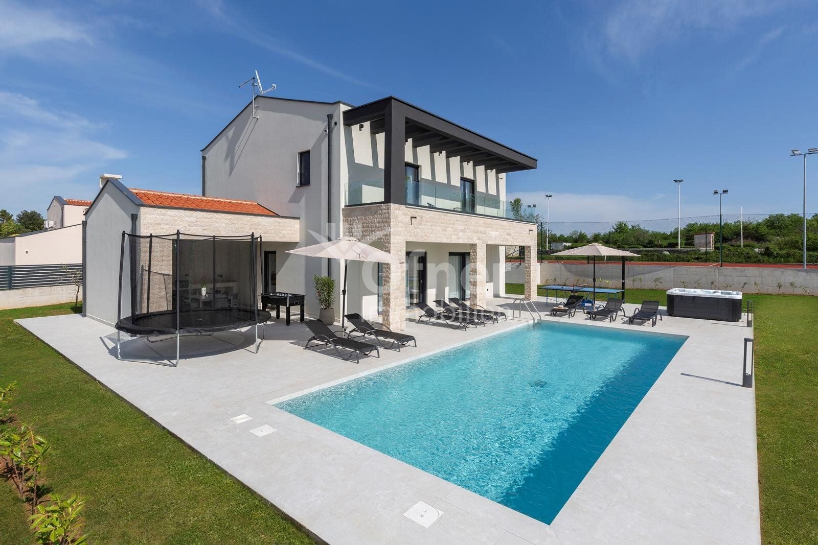 Istrien - moderne Villa mit Swimmingpool und Tennisplatz