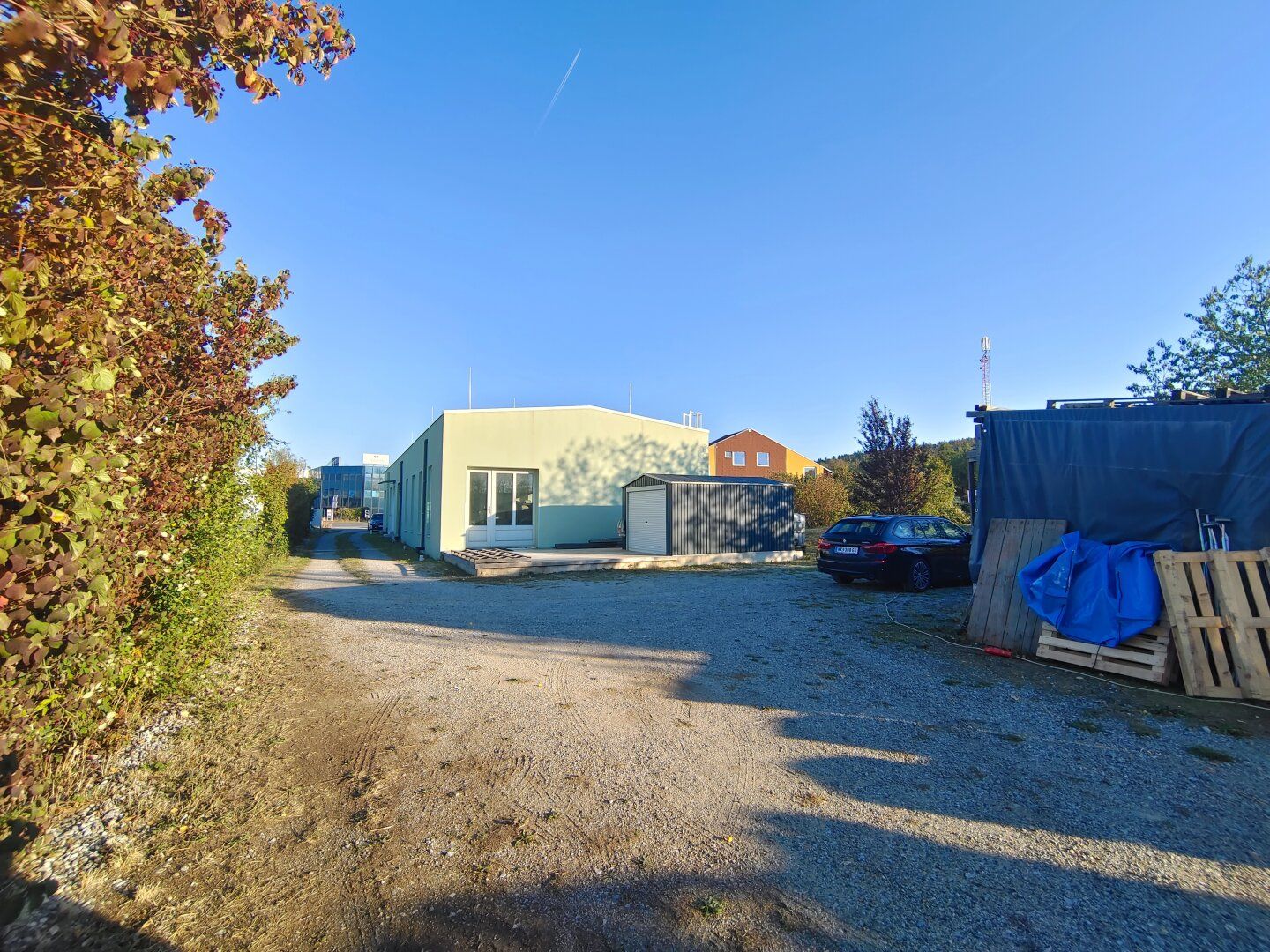Betriebsstandort mit großzügiger Werkstättenhalle und Büroflächen auf 3.500 m² Industriegrundstück - Mehr