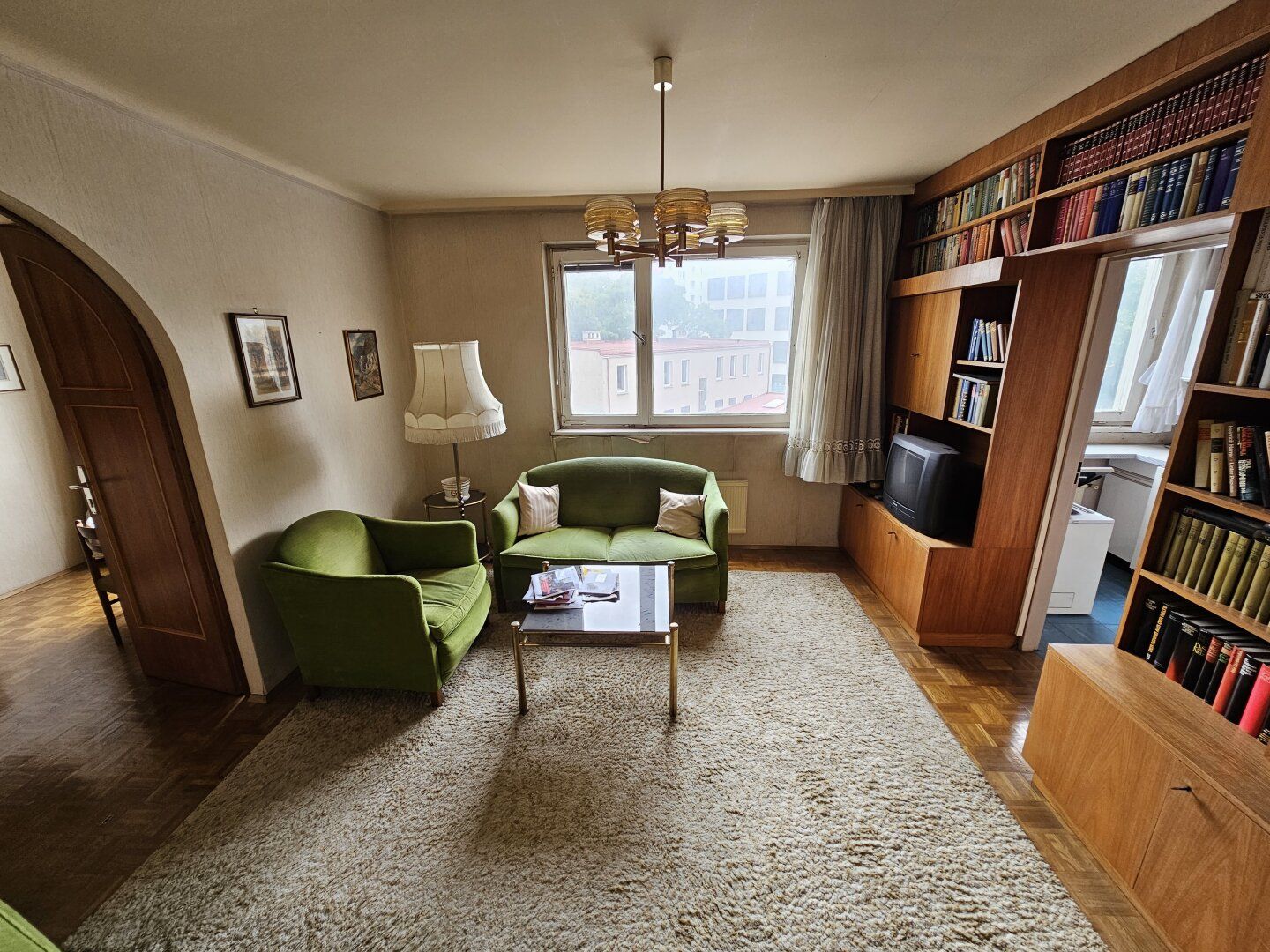 Hofseitige, hervorragend geschnittene 2-Zimmer-Wohnung mit drei großen Fenstern im 3. Stock, sanierungsbedürftig.