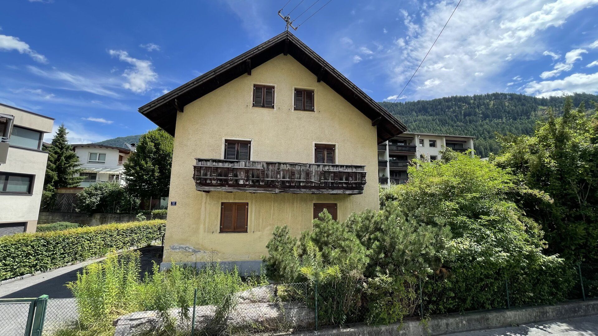 Sanierungsbedürftiges Wohnhaus mit großem Garten, Garage und Holzrecht - in guter Lage von Landeck