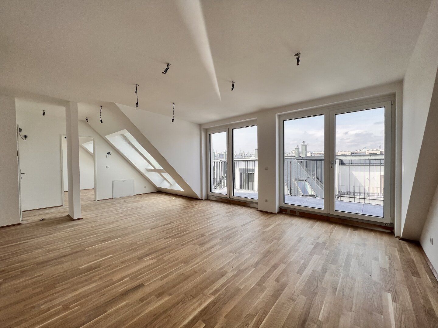 Erstbezug! Schöne Dachgeschosswohnung mit Terrasse – pohled 3