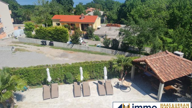 Pool mit Blick auf Meer