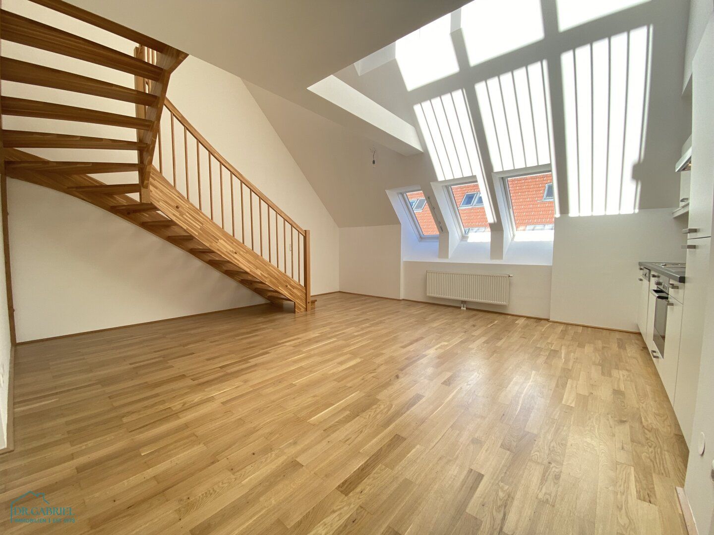 HELLE DACHTERRASSENMIETE - NÄHE RENNWEG / UNGARGASSE - BEZIEHBAR: 01.07.2025
