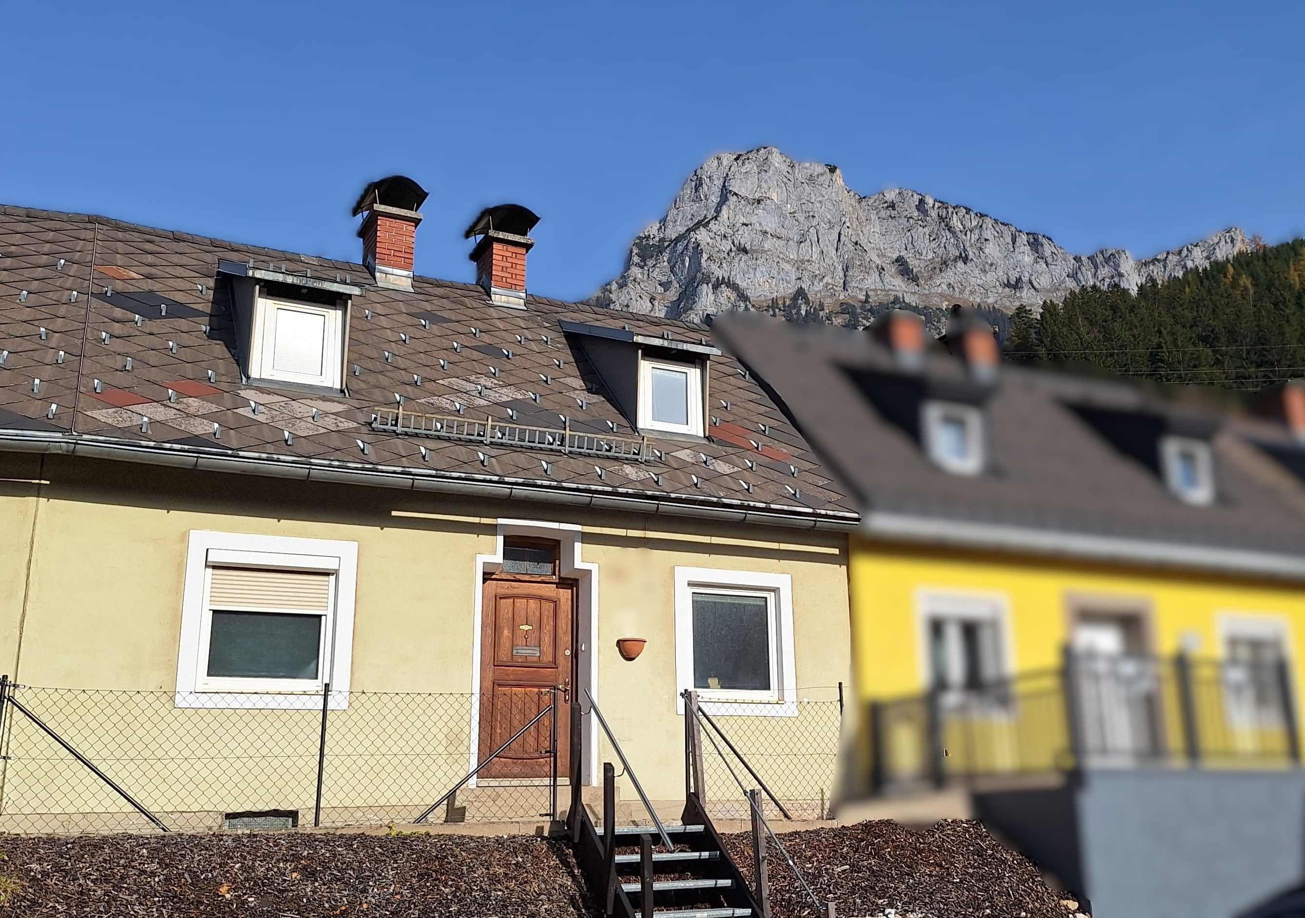 Massives Reihenhaus (3,5 Zimmer), prompt beziehbar, mit Garten und Parkplätzen