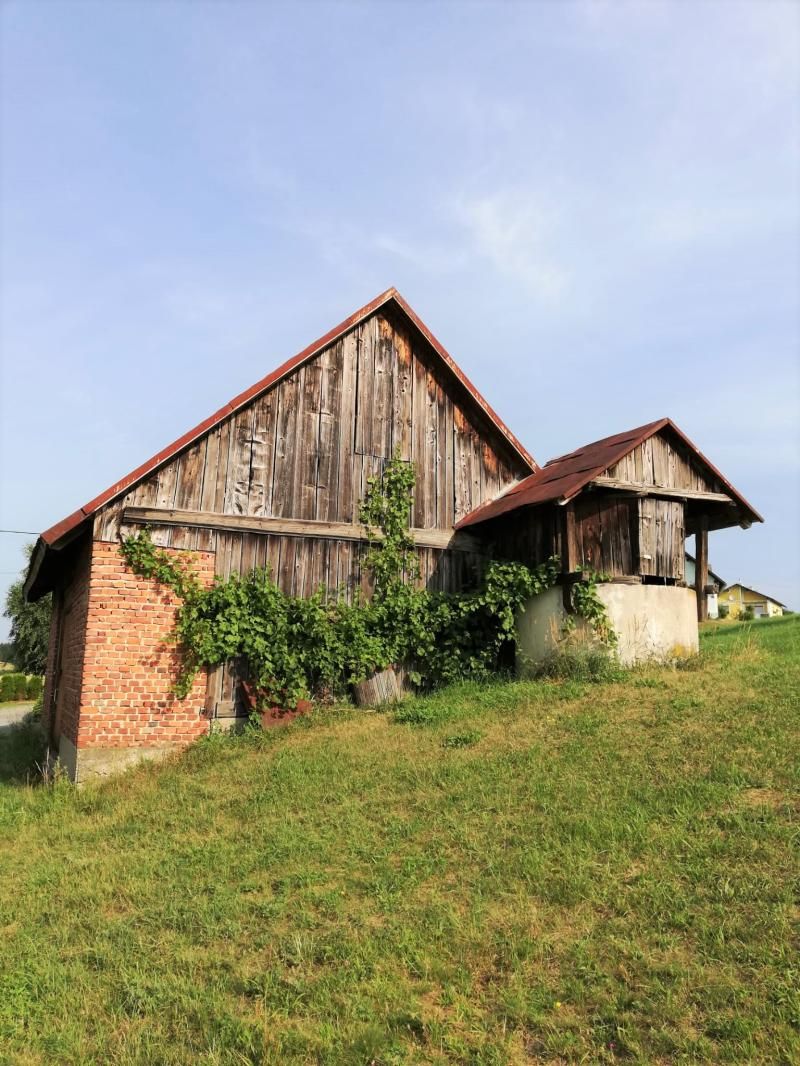 Bauplätze mit großzügigem landwirtschaftlichen Gebäude (150m²) in herrlicher Lage mit Traumausblick!