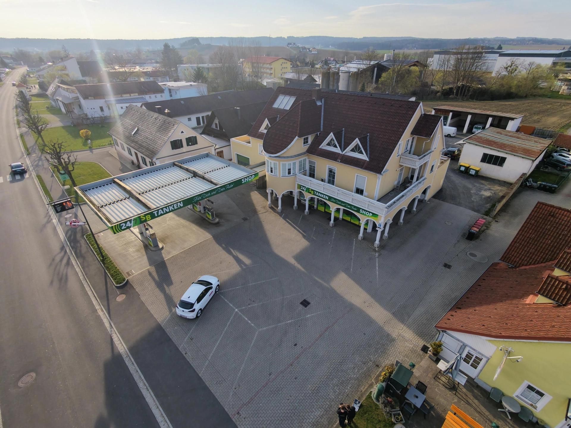 Gebäude mit Lager, großem Grundstück, Tankstelle und Wohnung in bester Lage (Provisionsfrei) - Ansicht 2