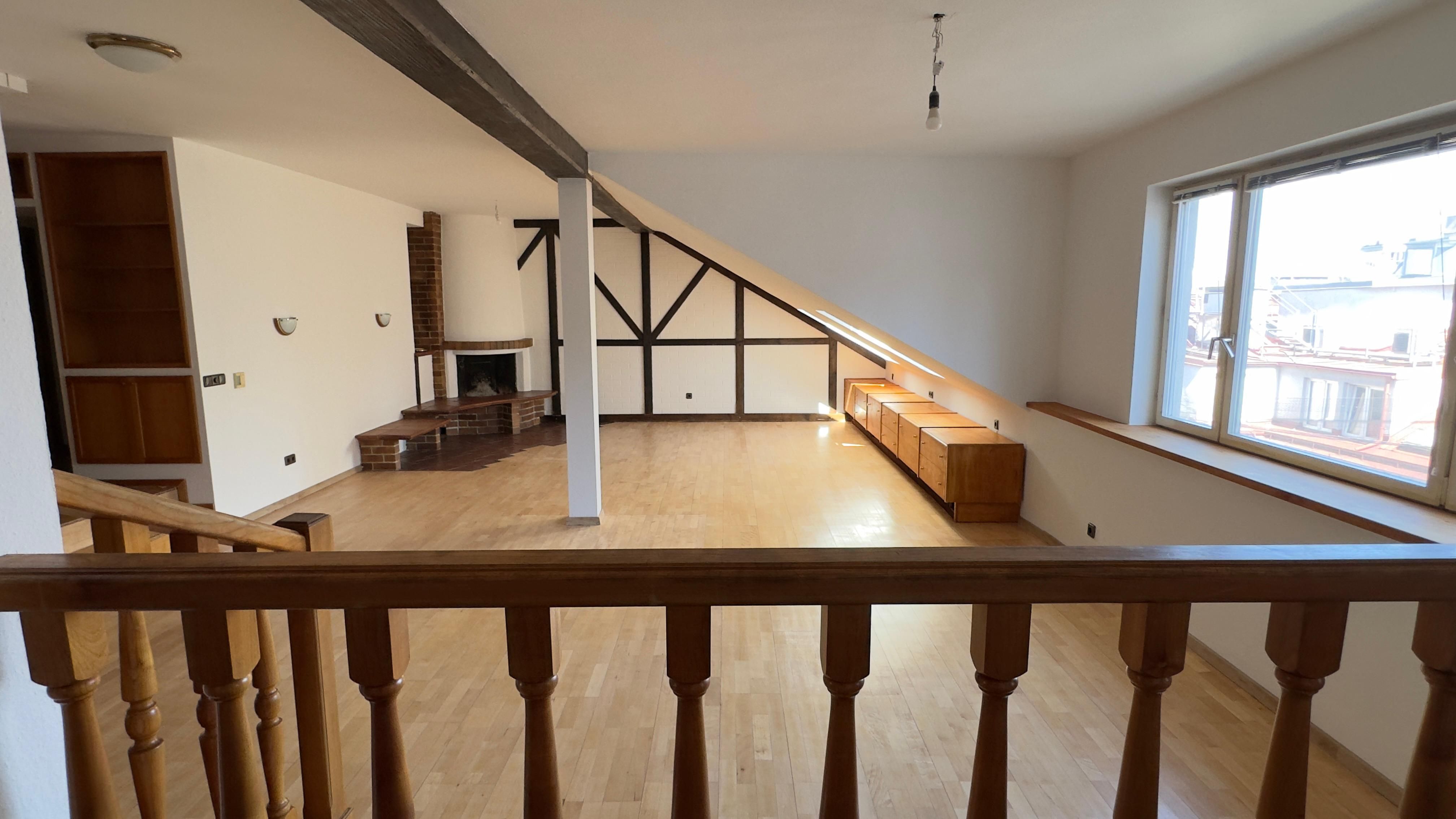 Provisionsfrei - Großzügige Altbau-Dachgeschosswohnung in Spitzenlage (Wien-Mitte)